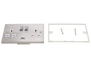 DECO VPSC570WH 13AINGOT 2GANG SOCKETS 2.1A USB OUTLET WHT SATIN CHRO