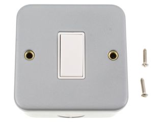 ESSENTIALS CL011 10AX 1 GANG 2 WAY PLATE SWITCH