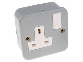 ESSENTIALS CL035 1 GANG 13A DP SWITCHED SOCKET