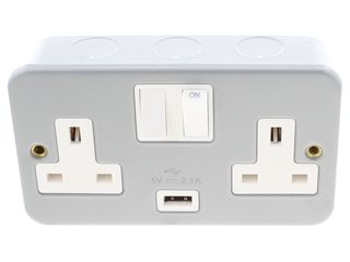 ESSENTIALS CL770 13A 2 GANG SWITCHED SOCKET 2.1A USB OUTLET