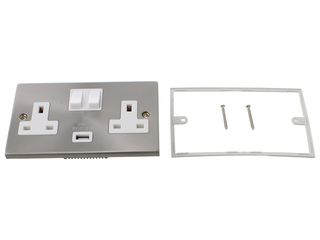 DECO VPSC770WH 13A 2GANG SWITCHED SOCKET 2.1A USB OUTLET TWN EARTH WHT